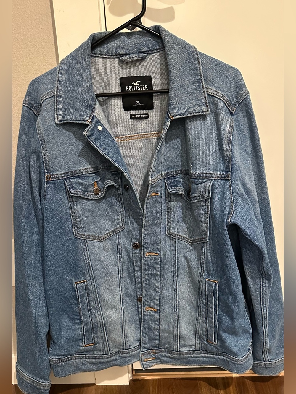 Men’s Hollister Medium Wash Blue Denim Trucker Jacket Sz XL